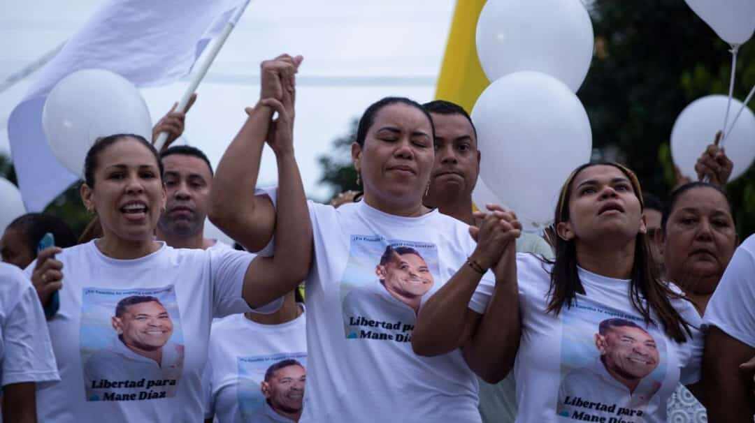 Decenas de pobladores realizaron una manifestación pidiendo a la guerrilla del Ejército de Liberación Nacional (ELN) la pronta liberación del padre del jugador colombiano Luis Díaz, secuestrado hace una semana en la localidad colombiana de Barrancas.