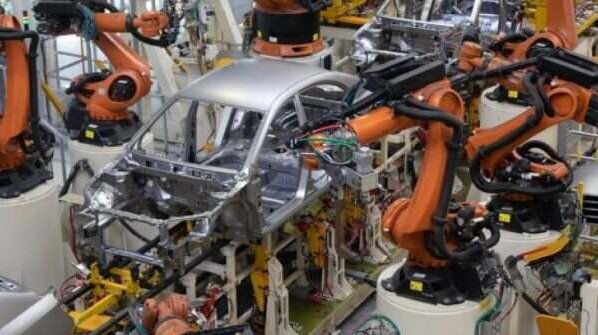 Los fabricantes chinos están ganando presencia tanto a nivel nacional como en Europa, multiplicando por ocho su cuota de mercado en Europa entre 2020 y 2022. Esta dinámica es todavía más perceptible en el mercado de vehículos eléctricos donde manejan 51% del total.