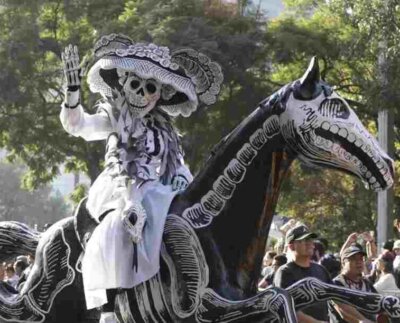 Miles de personas asistieron al desfile del Día de Muertos en la Ciudad de México mientras bailarines, tamborileros y carrozas disfrazadas daban un giro festivo por el Paseo de la Reforma hasta llegar a la histórica plaza principal colonial.