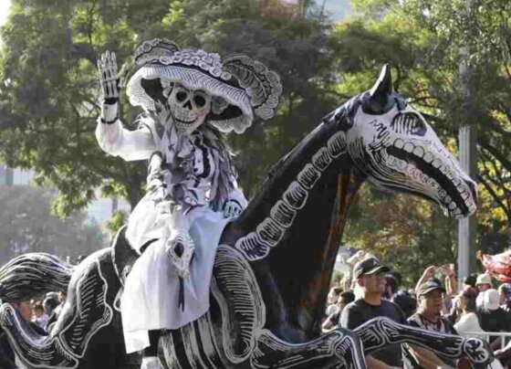 Miles de personas asistieron al desfile del Día de Muertos en la Ciudad de México mientras bailarines, tamborileros y carrozas disfrazadas daban un giro festivo por el Paseo de la Reforma hasta llegar a la histórica plaza principal colonial.