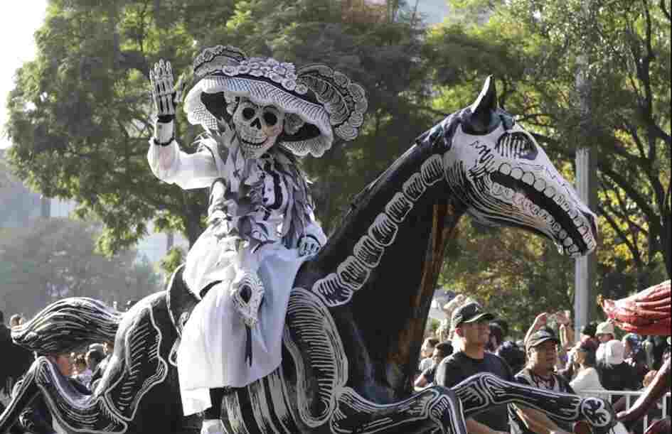 Miles de personas asistieron al desfile del Día de Muertos en la Ciudad de México mientras bailarines, tamborileros y carrozas disfrazadas daban un giro festivo por el Paseo de la Reforma hasta llegar a la histórica plaza principal colonial.