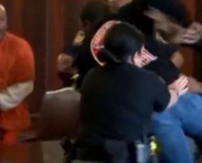 En los últimos días se ha hecho viral en redes sociales un caso de 2019, en el que una pareja de hermanos atacó al sujeto que minutos antes confesó haber asesinado a su madre.