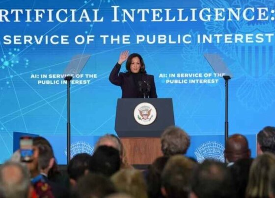 La vicepresidenta de EEUU, Kamala Harris, asistió a una cumbre sobre inteligencia artificial organizada en Londres por el primer ministro británico, Rishi Sunak.