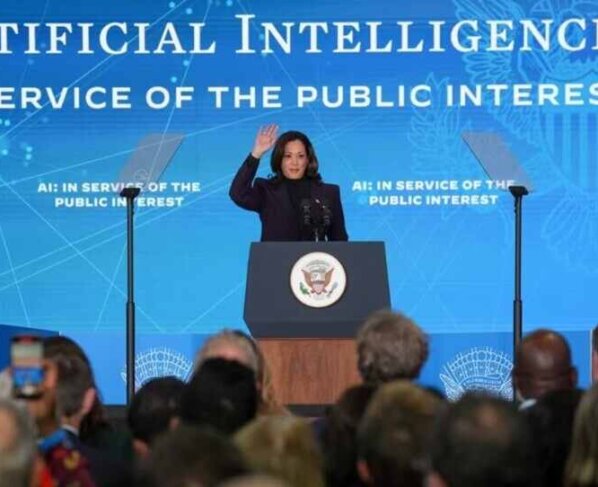 La vicepresidenta de EEUU, Kamala Harris, asistió a una cumbre sobre inteligencia artificial organizada en Londres por el primer ministro británico, Rishi Sunak.