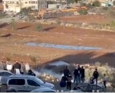 Decenas de palestinos se reúnen frente a la prisión de Ofer, ubicada en Cisjordania al norte de Jerusalén, esperando celebrar la inminente liberación de 39 prisioneros palestinos