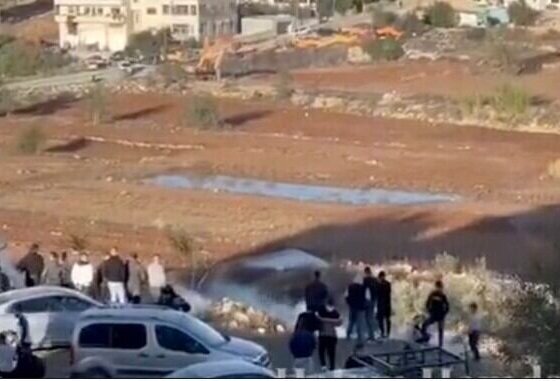 Decenas de palestinos se reúnen frente a la prisión de Ofer, ubicada en Cisjordania al norte de Jerusalén, esperando celebrar la inminente liberación de 39 prisioneros palestinos