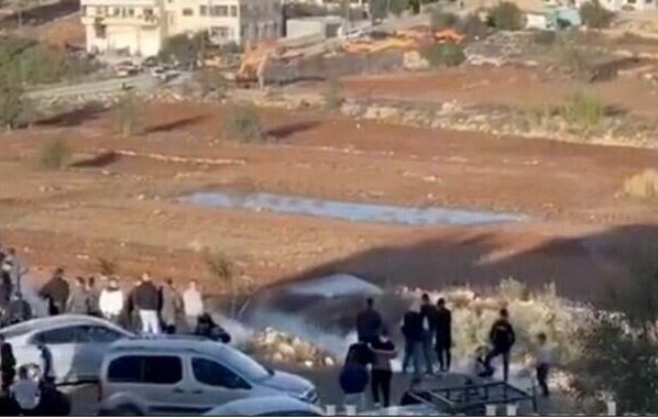 Decenas de palestinos se reúnen frente a la prisión de Ofer, ubicada en Cisjordania al norte de Jerusalén, esperando celebrar la inminente liberación de 39 prisioneros palestinos