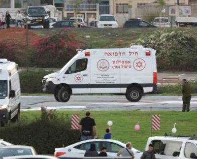 Un grupo de rehenes israelíes en Gaza han sido transferidos a la Cruz Roja, de camino al cruce fronterizo con Egipto, informó Reuters citando canales de televisión israelíes.