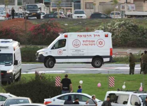 Un grupo de rehenes israelíes en Gaza han sido transferidos a la Cruz Roja, de camino al cruce fronterizo con Egipto, informó Reuters citando canales de televisión israelíes.
