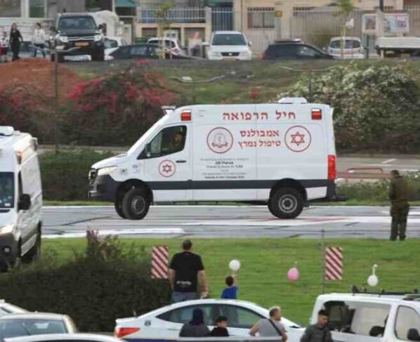 Un grupo de rehenes israelíes en Gaza han sido transferidos a la Cruz Roja, de camino al cruce fronterizo con Egipto, informó Reuters citando canales de televisión israelíes.