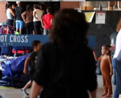 Con la llegada de la nieve y la lluvia y las bajas temperaturas, la realidad de los inmigrantes atrapados durmiendo fuera de las comisarías de policía se ha vuelto terrible.