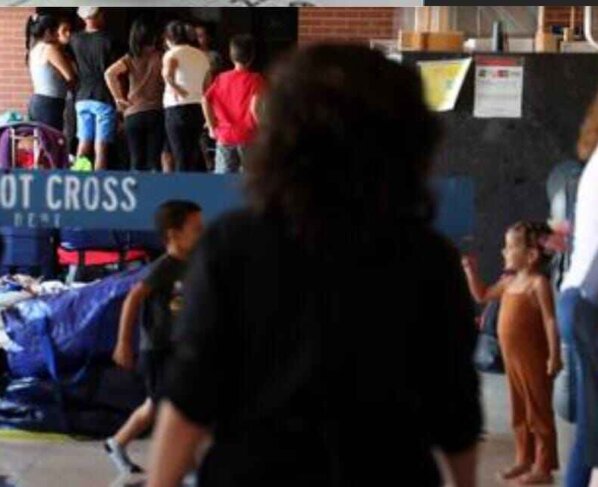 Con la llegada de la nieve y la lluvia y las bajas temperaturas, la realidad de los inmigrantes atrapados durmiendo fuera de las comisarías de policía se ha vuelto terrible.