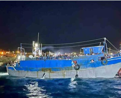 Una niña de dos años murió y ocho personas se encuentran desaparecidos, entre ellos dos menores, tras el naufragio de una embarcación de migrantes frente a las costas de Lampedusa, Italia, en el Mediterráneo Central.