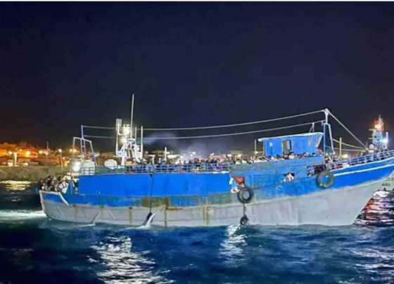 Una niña de dos años murió y ocho personas se encuentran desaparecidos, entre ellos dos menores, tras el naufragio de una embarcación de migrantes frente a las costas de Lampedusa, Italia, en el Mediterráneo Central.