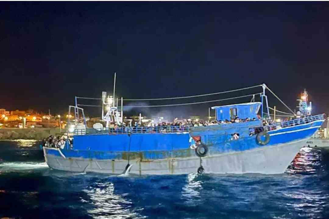 Una niña de dos años murió y ocho personas se encuentran desaparecidos, entre ellos dos menores, tras el naufragio de una embarcación de migrantes frente a las costas de Lampedusa, Italia, en el Mediterráneo Central.