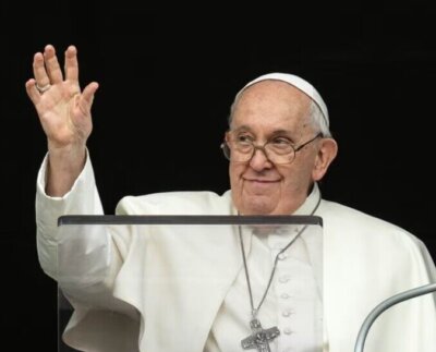 En la plaza de San Pedro, el papa Francisco volvió a pedir que cese el conflicto en la Franja de Gaza y demandó que se atienda inmediatamente a los heridos.