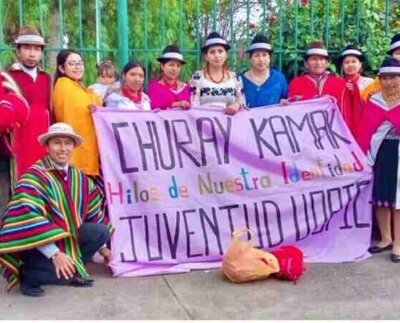 El poncho rojo y el sombrero no son simples prendas de vestir, son representaciones tangibles de su herencia ancestral.