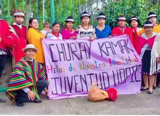 El poncho rojo y el sombrero no son simples prendas de vestir, son representaciones tangibles de su herencia ancestral.