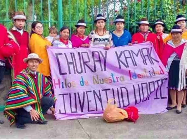 El poncho rojo y el sombrero no son simples prendas de vestir, son representaciones tangibles de su herencia ancestral.