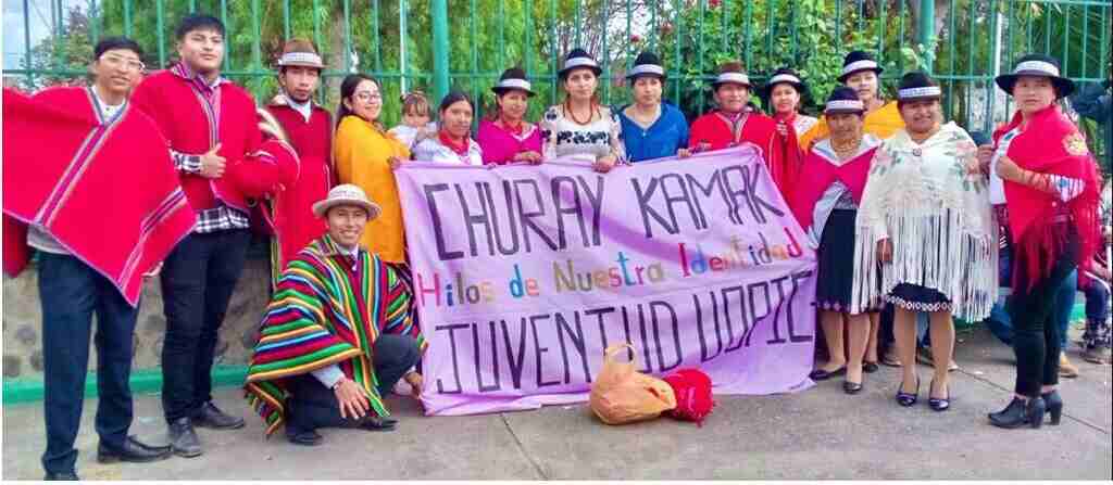El poncho rojo y el sombrero no son simples prendas de vestir, son representaciones tangibles de su herencia ancestral.