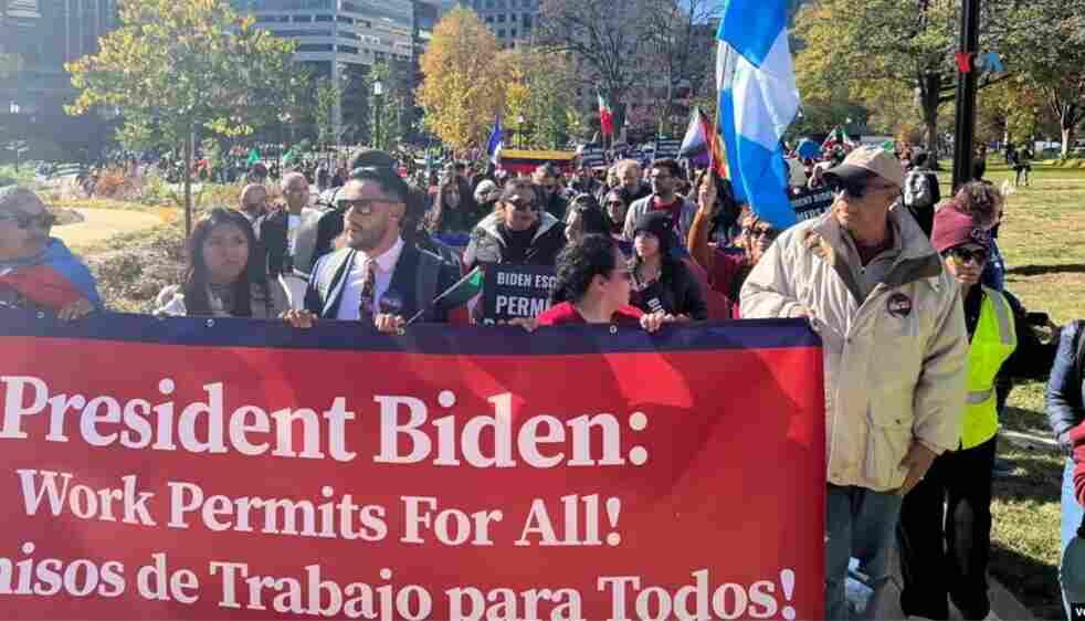 El DACA, el parole humanitario o el TPS para los indocumentados es lo que piden los cientos de manifestantes que se dirigieron a la Casa Blanca, en Washington DC, Estados Unidos.