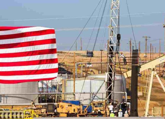 EEUU está produciendo a diario, prácticamente, la misma cantidad de petróleo y derivados que Arabia Saudí y Rusia juntas, los dos dominadores históricos de mercado de petróleo