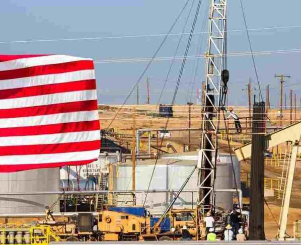 EEUU está produciendo a diario, prácticamente, la misma cantidad de petróleo y derivados que Arabia Saudí y Rusia juntas, los dos dominadores históricos de mercado de petróleo