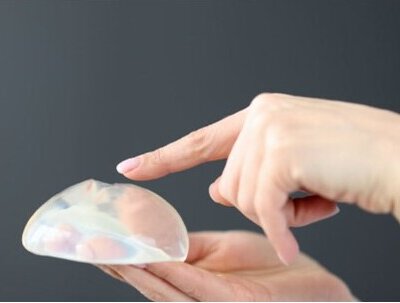 Las prótesis mamarias pueden tener complicaciones inmediatas y complicaciones tardías. Son muchos los casos que han sido registrados en los medios