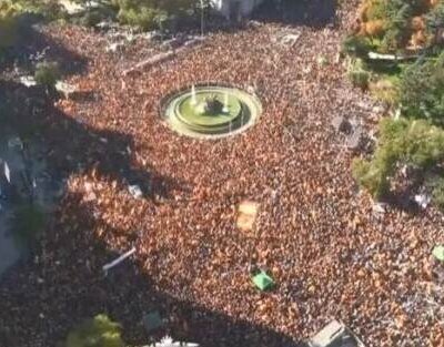 Cientos de personas se concentraron nuevamente en la sede del PSOE ubicada en la calle Ferraz en Madrid, en contra de la ley amnistía, en la que es la decimosexta jornada de protestas