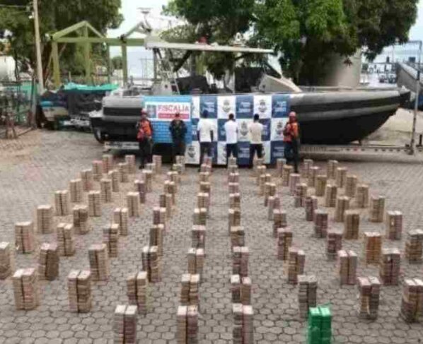 La Armada de Colombia informó de la intercepción de un semi sumergible que transportaba 1.885 kilogramos de clorhidrato de cocaína en aguas del Pacífico colombiano.