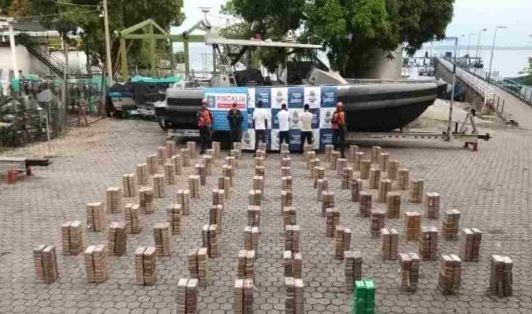 La Armada de Colombia informó de la intercepción de un semi sumergible que transportaba 1.885 kilogramos de clorhidrato de cocaína en aguas del Pacífico colombiano.