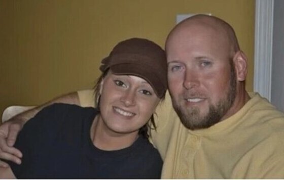 Los cirujanos realizaron el primer trasplante de un ojo humano completo en el mundo, una adición extraordinaria a un trasplante de rostro