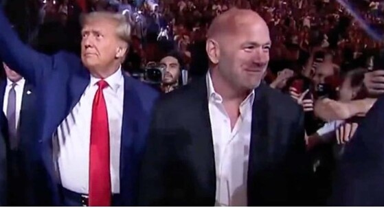 El expresidente de los Estados Unidos, Donald Trump asistió al show de UFC (Campeonato de Artes Marciales Mixtas ) en el Madison Square Garden donde fue ovacionado por el público.