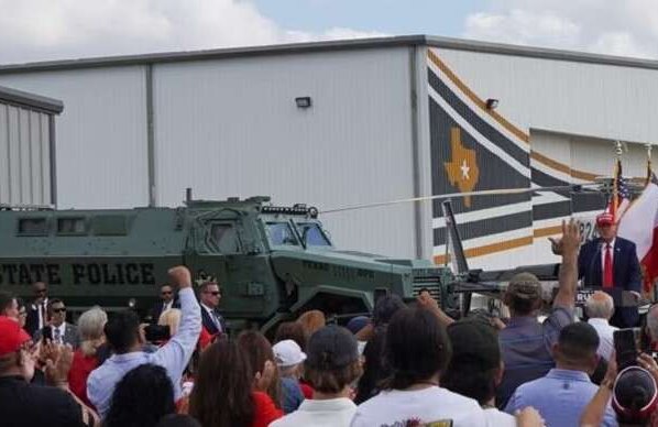 El expresidente Donald Trump recibió el respaldo del gobernador de Texas durante una visita a una comunidad ubicada en la frontera entre Estados Unidos y México