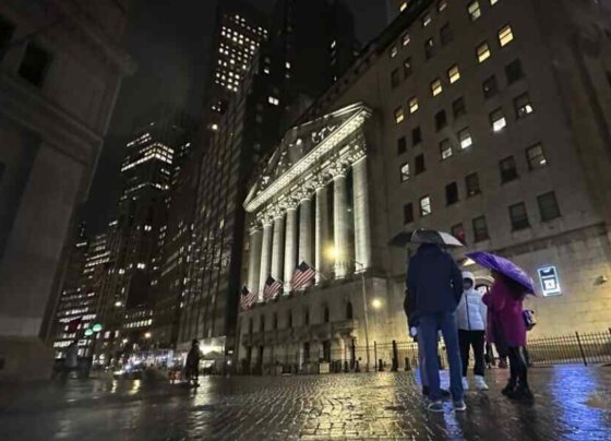 Las acciones cayeron en las operaciones matutinas del lunes en Wall Street mientras los mercados esperan actualizaciones sobre la inflación