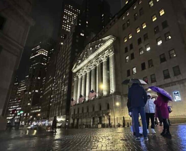 Las acciones cayeron en las operaciones matutinas del lunes en Wall Street mientras los mercados esperan actualizaciones sobre la inflación