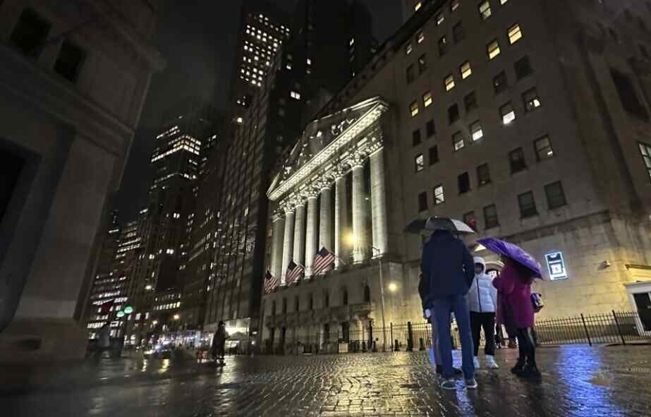 Las acciones cayeron en las operaciones matutinas del lunes en Wall Street mientras los mercados esperan actualizaciones sobre la inflación