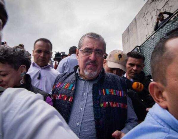 Gabriel Boric respaldó al presidente electo de Guatemala, Bernardo Arévalo, tras los intentos de interrupción del proceso democrático.