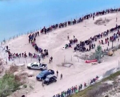 Varios migrantes resultaron heridos en Eagle Pass Texas mientras cruzaban a Estados Unidos y requirieron servicios médicos del departamento de bomberos local.