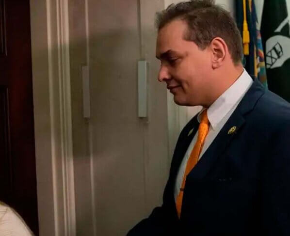 Al republicano George Santos también se le acusa de utilizar el dinero de las donaciones en botox, Onlyfans, fraude con tarjetas de crédito y robo de identidad