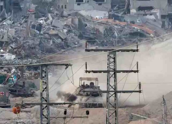 Israel atacó más de 100 objetivos de Hamás en nochebuena y 70 personas murieron en el bombardeo que atacó un campo de refugiados, en lo que podría ser uno de los bombardeos más letales lanzados por las fuerzas israelíes que azotan al enclave palestino.