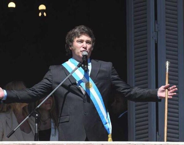 La izquierda y sindicatos argentinos prepara confrontación con Javier Milei, quien advirtió que repercutirán en las clases desfavorecidas.