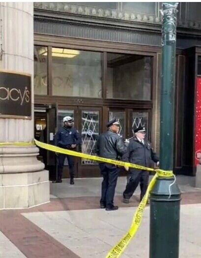 Un apuñalamiento masivo este lunes en Macy’s de Center City, en Filadelfia, dejó un vigilante muerto y dos personas más heridas.