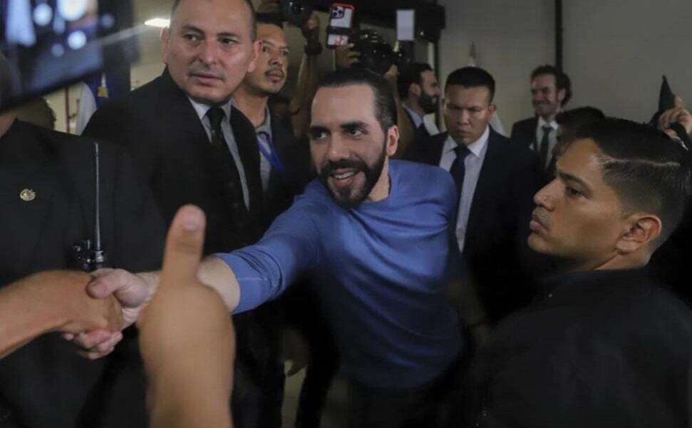 Nayib Bukele va camino a la reelección, pese a las acusaciones que viola la Constitución y que busca perpetuar su proyecto autoritario.