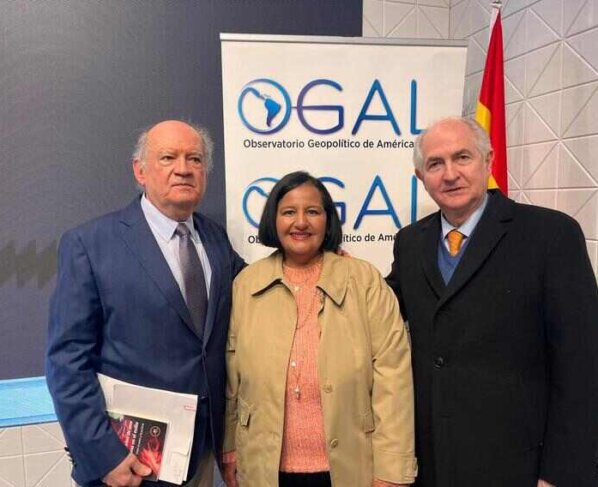 Los resultados del referendo auguran un cambio político en Venezuela, afirmaron Carlos Blanco y Dinorah Figuera, dirigentes políticos exiliados en Madrid.