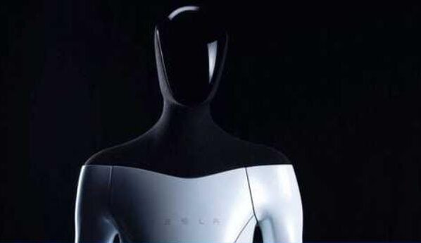 Tesla presentó su robot Optimus Gen 2, con nuevos sensores, mayor movimiento, el cuello más flexible y permite mayores movimientos.