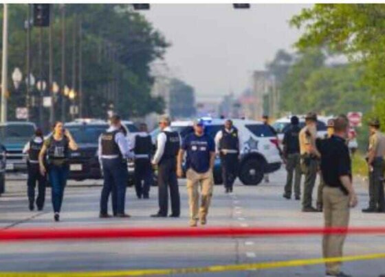 Sicarios ejecutan a una familia completa por error, incluyendo cuatro niños, asesinados a tiros dentro de su vivienda en Ecuador.