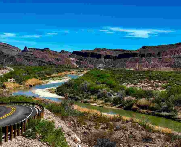 Arrestar inmigrantes contempla ley del Gobernador de Texas y otorga a los jueces locales autoridad para ordenarles que abandonen el país.