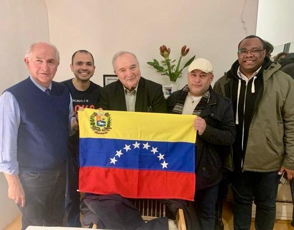 Antonio Ledezma se reunió con venezolanos en Berlín y dijo que la prioridad de la candidata es lograr elecciones libres en Venezuela.