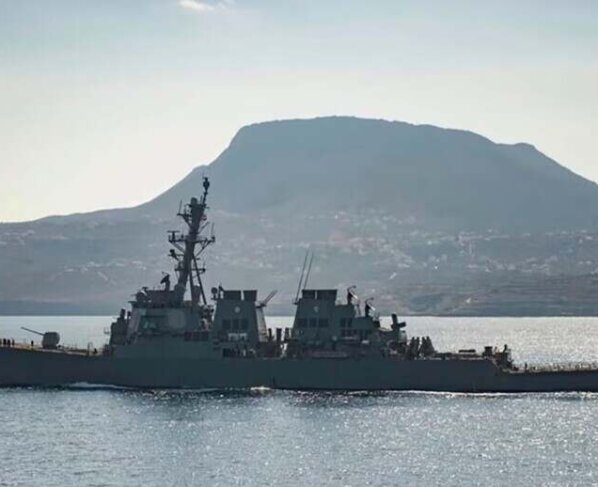 Un buque de guerra estadounidense y varios barcos comerciales fueron atacados el domingo en el Mar Rojo, informó el Pentágono
